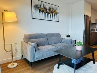 Scenic 2BR RiverView Suite in Downtown - 8