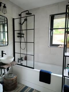 Cosy Coastal Escape with Seaview Terrace - 9