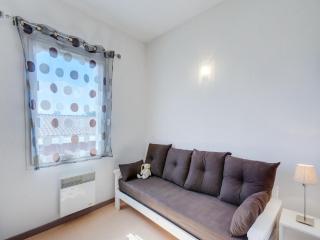 Holiday Home in France with Garden Terrace - Colombiers - 2