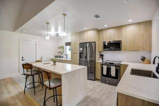 Custom Designer Home. Sleeps 9. Close to domain Q2 - Austin - 6