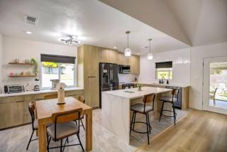 Custom Designer Home. Sleeps 9. Close to domain Q2 - Austin - 5
