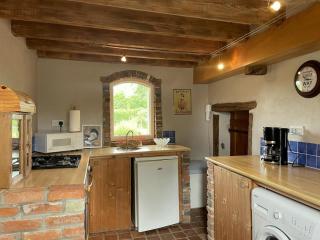 Charmant gîte à Lurcy-Lévis avec climatisation et jardin - FR-1-489-580 - 9