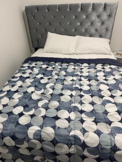 Cozy Inn new basemt wt sep entrance contains 1 bdrm and den for up to 4 guests - Airdrie - 1
