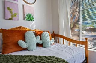Springtime Oasis Sun Kised 1BR Near UofA - Tucson - 0