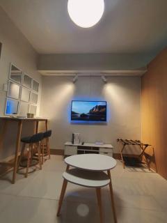 Minimalist Big 1BR Pool View MOA Airport - 2