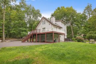 Modern River Chalet: Fire Pit | Hot Tub | Volleyball - East Stroudsburg - 9
