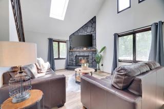 Modern River Chalet: Fire Pit | Hot Tub | Volleyball - East Stroudsburg - 8