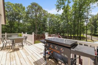 Modern River Chalet: Fire Pit | Hot Tub | Volleyball - East Stroudsburg - 6