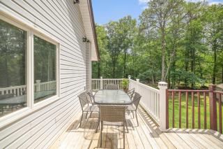 Modern River Chalet: Fire Pit | Hot Tub | Volleyball - East Stroudsburg - 4