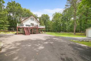 Modern River Chalet: Fire Pit | Hot Tub | Volleyball - East Stroudsburg - 3