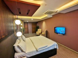 Luxury Three Bedroom Family Apartment Gold Crest Mall DHA ph4 - Lahore - 3