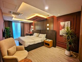 Luxury Three Bedroom Family Apartment Gold Crest Mall DHA ph4 - Lahore - 0