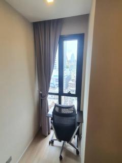 Soi Cowboy Terminal 21 one minute walk to BTS and MRT Coworking meeting room and desk and office chair - 7