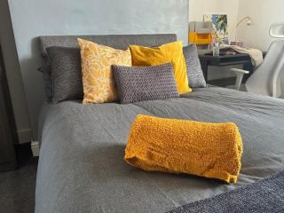 2 Bed Apartment - Sleeps 6 - Free WiFi & Parking - Yeovil - 1