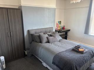 2 Bed Apartment - Sleeps 6 - Free WiFi & Parking - Yeovil - 2