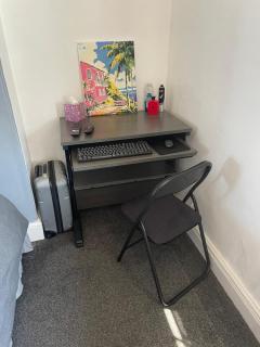 2 Bed Apartment - Sleeps 6 - Free WiFi & Parking - Yeovil - 3