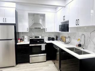 Cozy 2 bed Basement in SW Calgary Close to Banff, Spruce Meadows - Calgary - 1