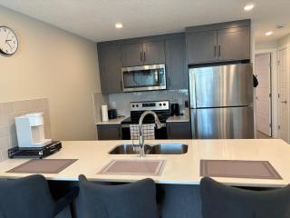 Cozy & Stylish AC Suite Near YYC Airport - Calgary - 8