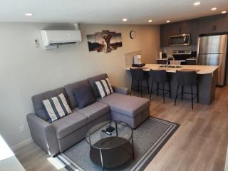 Cozy & Stylish AC Suite Near YYC Airport - Calgary - 5