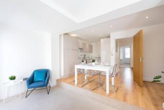Romford - Balcony - Outdoor Space - Parking Space - Romford - 0