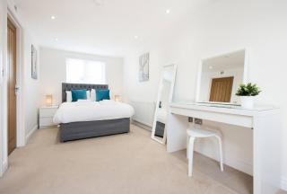 Romford - Balcony - Outdoor Space - Parking Space - Romford - 8