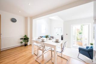 Romford - Balcony - Outdoor Space - Parking Space - Romford - 5