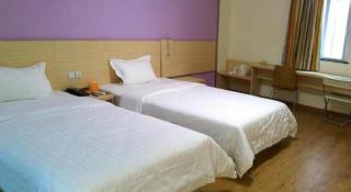 7 Days Inn Fengcheng Renmin Road - Fengcheng - 1
