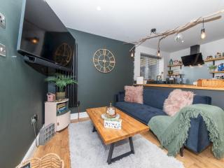 The Lodge - Elegant Comfort in a Peaceful Setting - 9