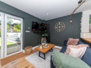 The Lodge - Elegant Comfort in a Peaceful Setting - 5