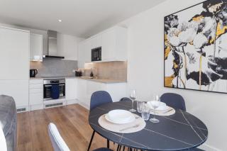 Private Apartments & En-suite Double Rooms - 5 Minute Walk to Hendon Central Station - Reach Central London in just 21 Minutes - Golders Green - 6