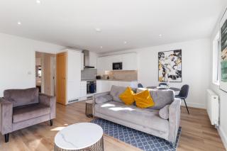 Private Apartments & En-suite Double Rooms - 5 Minute Walk to Hendon Central Station - Reach Central London in just 21 Minutes - Golders Green - 4