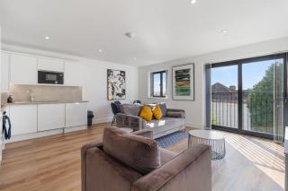 Private Apartments & En-suite Double Rooms - 5 Minute Walk to Hendon Central Station - Reach Central London in just 21 Minutes - Golders Green - 3