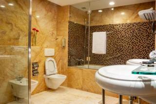 Hotel De GL Suites Near Airport - New Delhi - 5