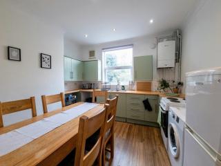 Furnished 4BR Home - Fast WiFi, Washer & Kitchen - Brighton & Hove - 3