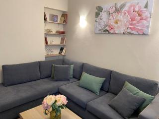 Cozy Acropolis backyard haven - 3