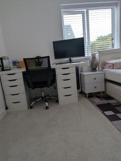 Spacious & Breezy Room - 5