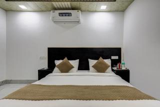 Hotel Corner View - 1