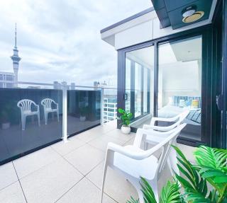 Sky Tower Views High-Floor Apt Pool Gym Access - Auckland - 0