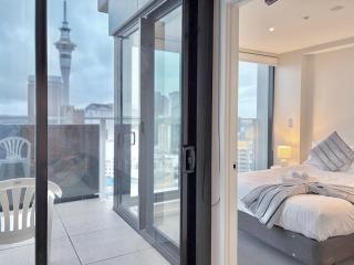 Sky Tower Views High-Floor Apt Pool Gym Access - Auckland - 8