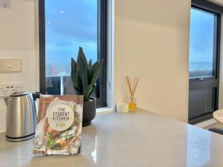 Sky Tower Views High-Floor Apt Pool Gym Access - Auckland - 2