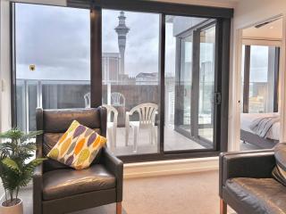 Sky Tower Views High-Floor Apt Pool Gym Access - Auckland - 1