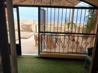 Chic 1BHK 10 min to Mamzar beach - 4