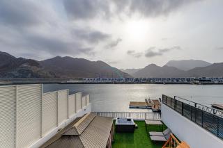 Beautiful Villa with Sea Views and Jacuzzi, Near Diving, Paddle Boating and Camping Spots, Sharm Al Dana Villa, Fujairah by Deluxe Holiday Homes - 9