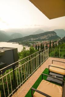 Panoramic Lake View Apartment - 0