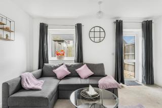 Luxury 2BR minutes from City and Station - Free Parking, WiFi, Netflix - Dartford - 0