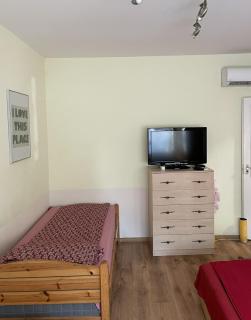 Red Locomotive Apartment - 8