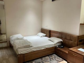 Bluebonnets Hotel - Indore - 8