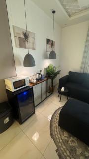A studio with a master bed and a room with two beds استديو بسرير ماستر بالاضافة لغرفة بسريرين - Dschāzān - 0
