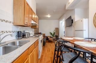 Chic 4BR Haven Sunlit in Downtown MTL - Montréal - 9