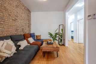 Chic 4BR Haven Sunlit in Downtown MTL - Montréal - 1